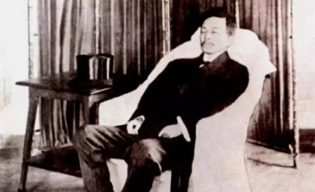 他与孙中山齐名，毙命于不知谁派的刺客手中
