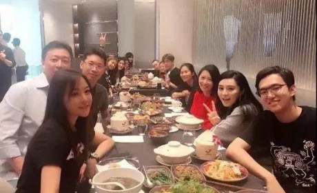 刘晓庆向左，范冰冰向右