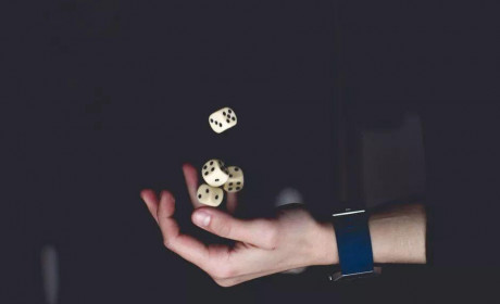 90后都已经在抄佛经了？被焦虑摧残的青年人，该如何自救