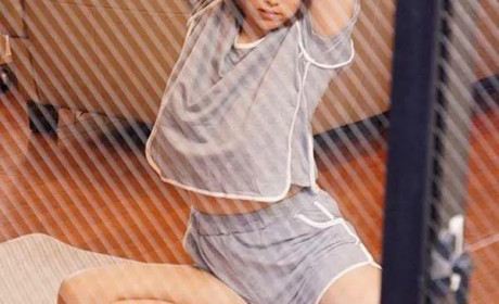 向かい部屋の人妻：对面的女孩看过来！如果你隔壁也有这样的姐姐…
