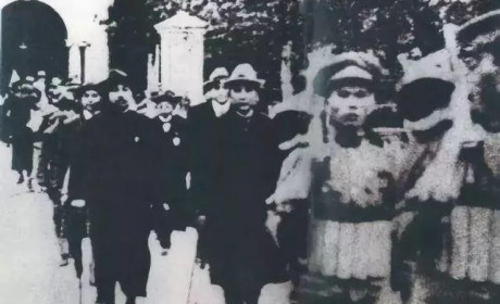 背上十斤半，就把排长干 —— 在汤姆森冲锋枪在中国