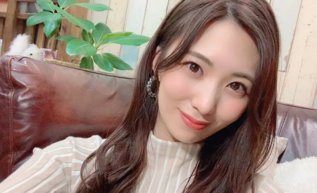 山岸逢花：春来山岸逢花开，愿君寻香遇良人