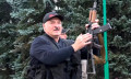 连日大规模示威要他下台 白俄总统卢卡申科持AK-47步枪现身
