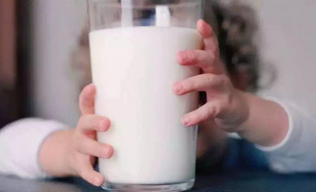 宝宝多大能喝酸奶和纯奶？市面上这12种奶，再好也别给孩子买！