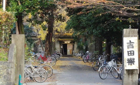 这座日本最脏的大学宿舍，积了一百年的灰