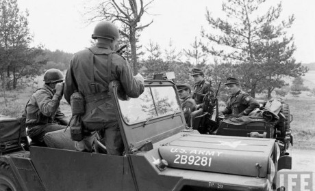 老照片：1963年在两德边境联合巡逻的美军和西德边防警察