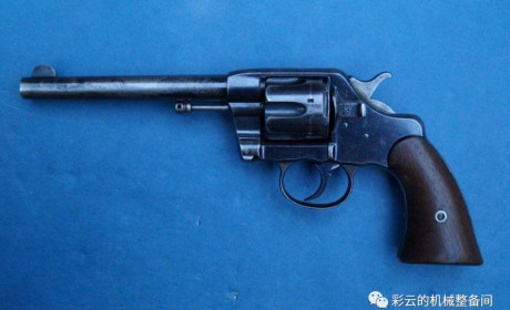柯尔特M1889是世界上第一支侧摆装填的转轮手枪吗？