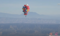 国外魔术师David Blaine重现天外奇迹经典画面，手抓气球飞越亚利桑那州沙漠
