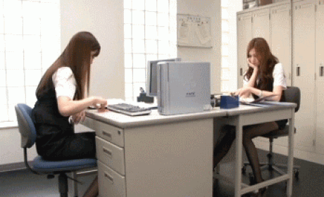 AUKG-099：OL雨宫琴音和濑亚美莉在办公室姐妹情深