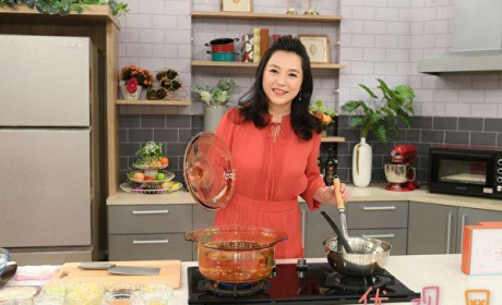 张凤书主持15年《美食凤味》收摊转型 新节目首播教大家做料理